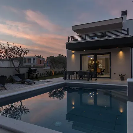 Luxury With Private Heated Pool Villa