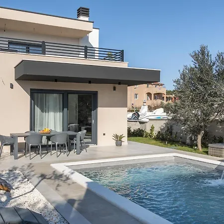 Villa Luxury With Private Heated Pool Premantura